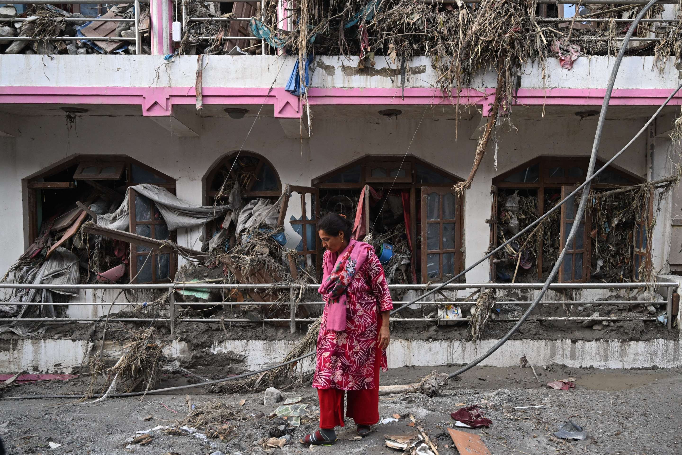 Enchente no Nepal deixa cenário de guerra e 2,4 mil desaparecidos
