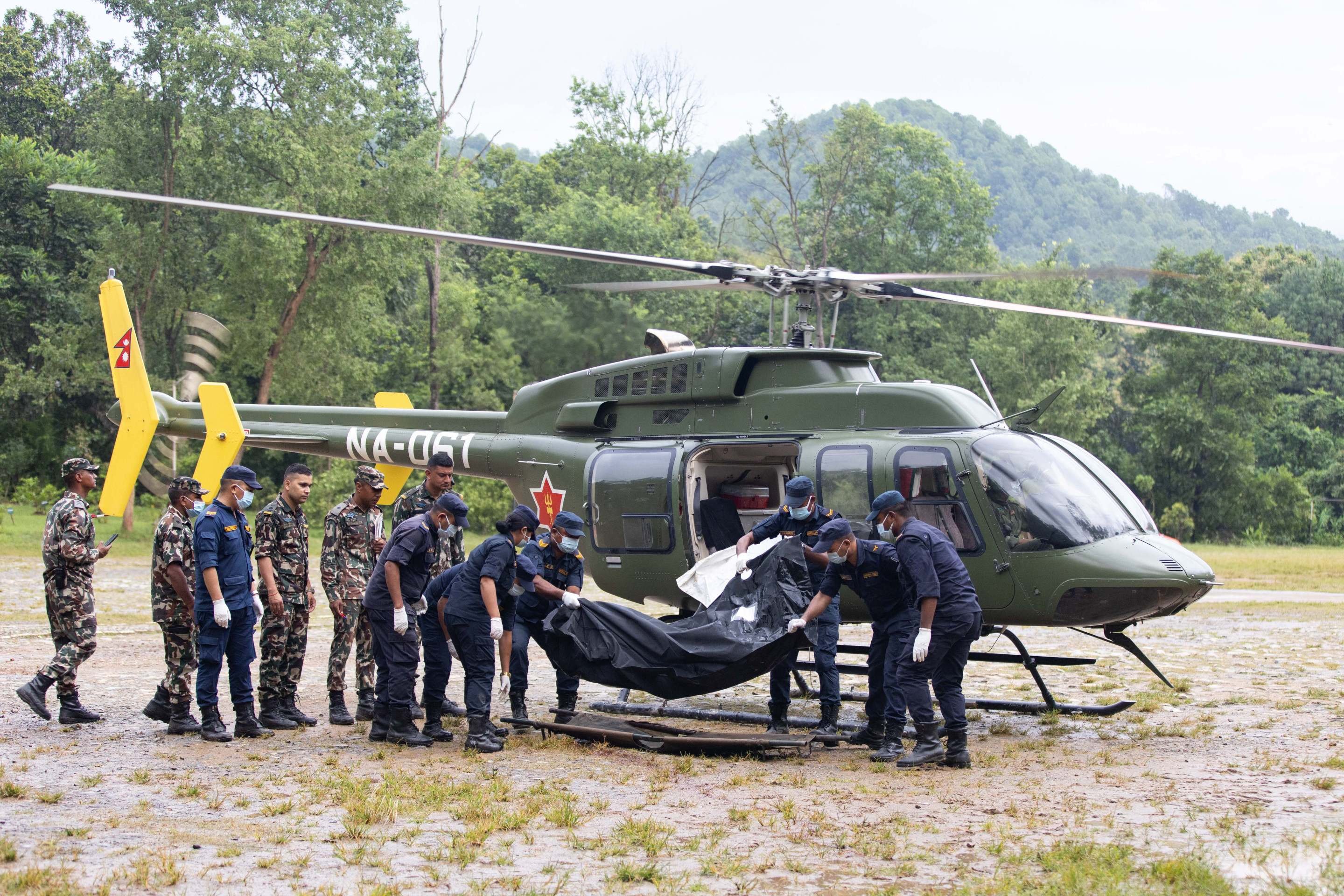 Soldados do Nepal retiram corpo de helic&oacute;ptero, em meio &agrave; opera&ccedil;&atilde;o de resgate, em Trishuli