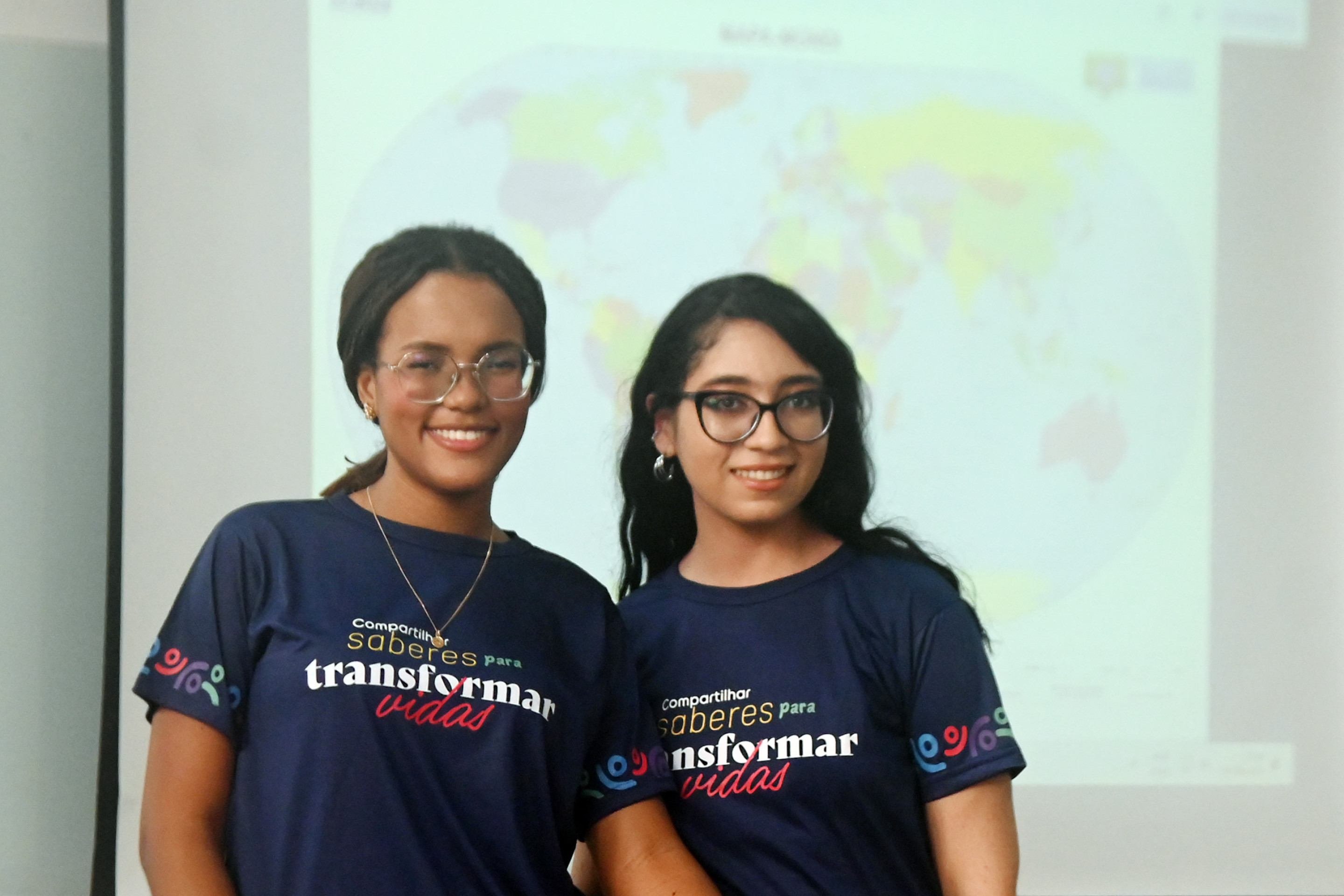 Lina Moore e Renata Ara&uacute;jo se voluntariaram para dar aulas de portugu&ecirc;s