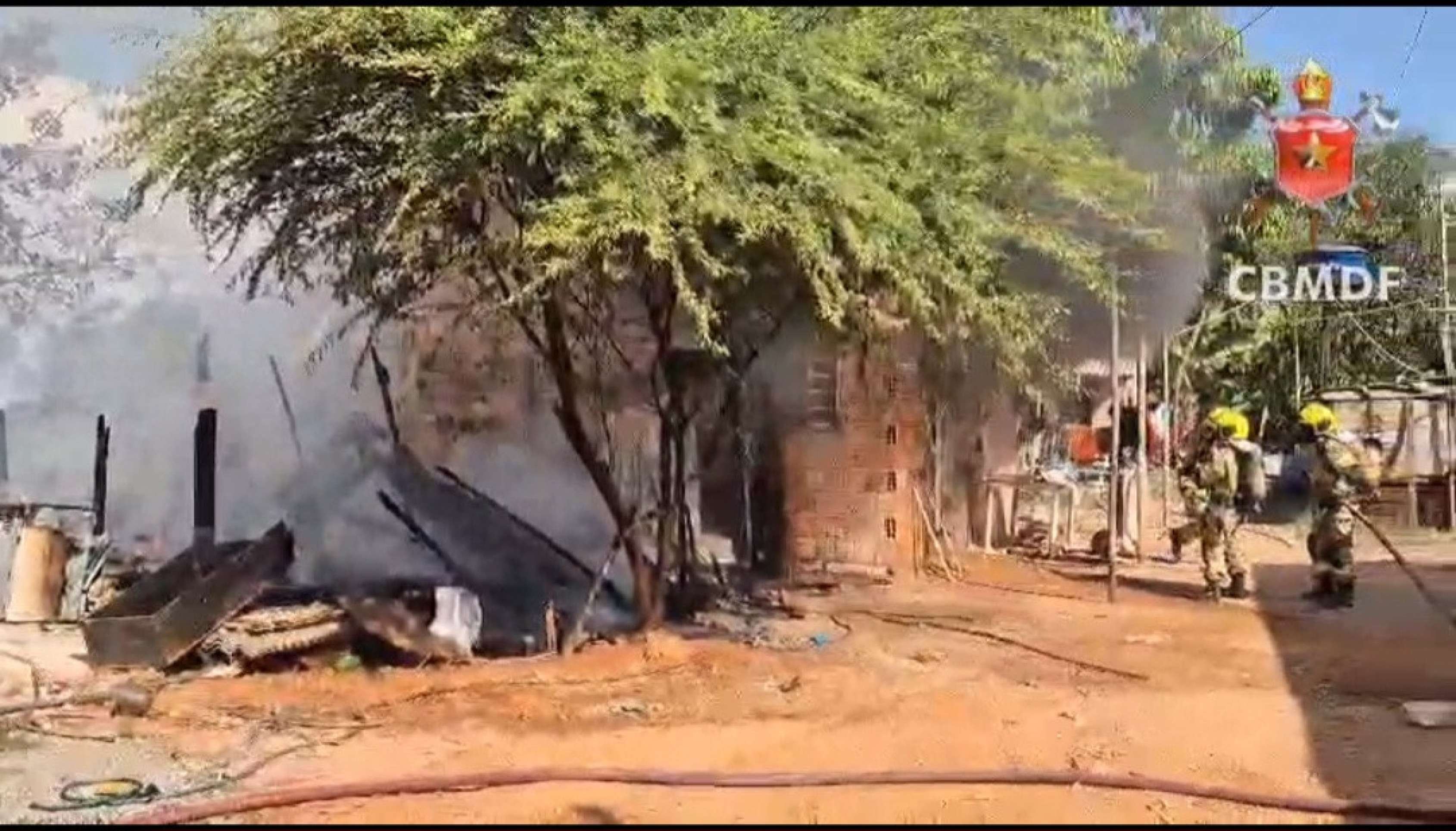 Fogo atinge duas casas na Favelinha da 7, em São Sebastião