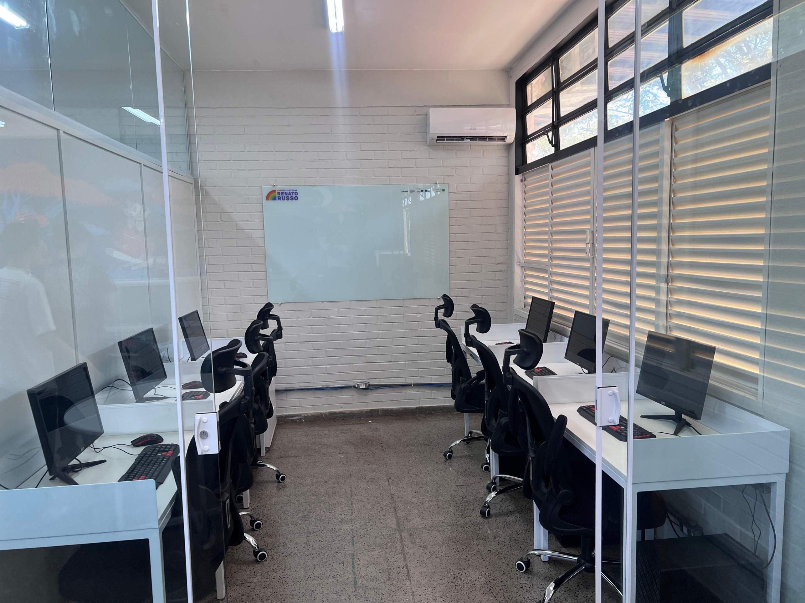 Com a reforma, al&eacute;m da chegada de novos livros, o espa&ccedil;o passou a oferecer uma &aacute;rea para computadores e outro ambiente destinado aos estudos