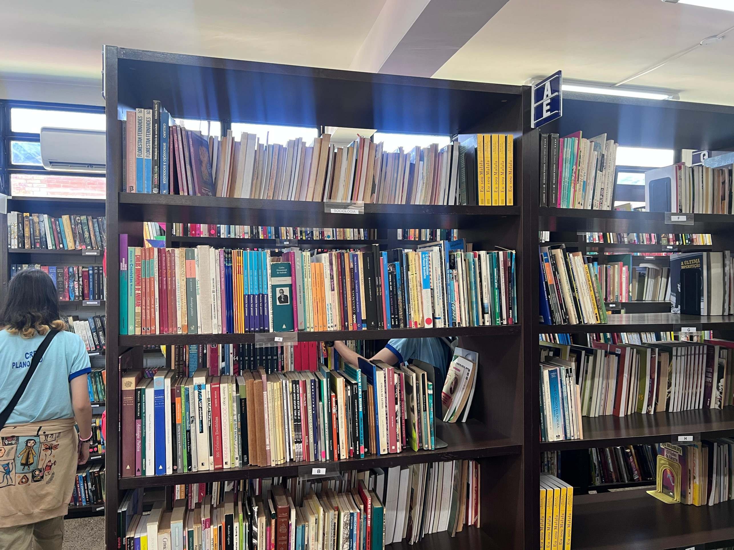 O espa&ccedil;o recebeu novo mobili&aacute;rio, mesas, prateleiras e bancadas de estudo, al&eacute;m de livros escolhidos a partir das necessidades e dos interesses da pr&oacute;pria escola.