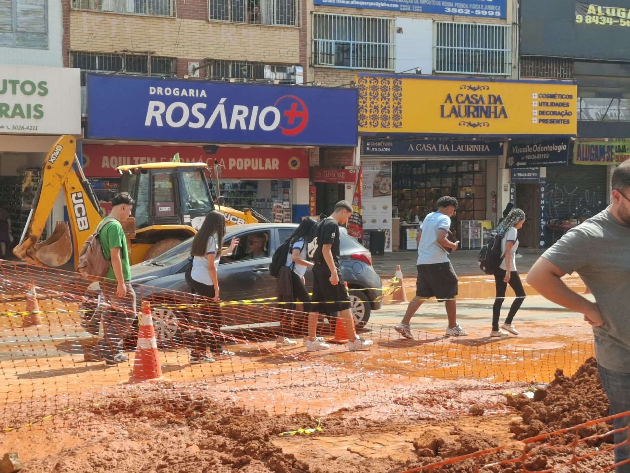 Quem passa pela avenida encontra po&ccedil;as de &aacute;gua e lama pelo asfalto