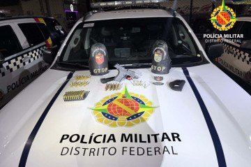 Arma e muni&ccedil;&otilde;es foram recolhidas pela Pol&iacute;cia Militar -  (crédito: PMDF/ Divulga&ccedil;&atilde;o )