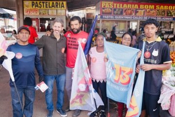 Lenadro Grass conversa com trabalhadores e frequentadores da Feira de São Sebastião -  (crédito: Junior Rosa/ Campanha Lenadro Grass)
