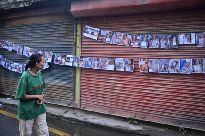 Retratos de mortos e desaparecidos diante de hospital de Katmandu 