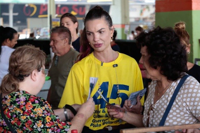 Paula Belmonte distribuiu panfletos durante caminhada na Feirinha da Ceasa e na Feira Permanente do Cruzeiro - (crédito: Divulgação/ Campanha Paula Belmonte) Paula Belmonte distribuiu panfletos durante caminhada na Feirinha da Ceasa e na Feira Permanente do Cruzeiro - (crédito: Divulgação/ Campanha Paula Belmonte)