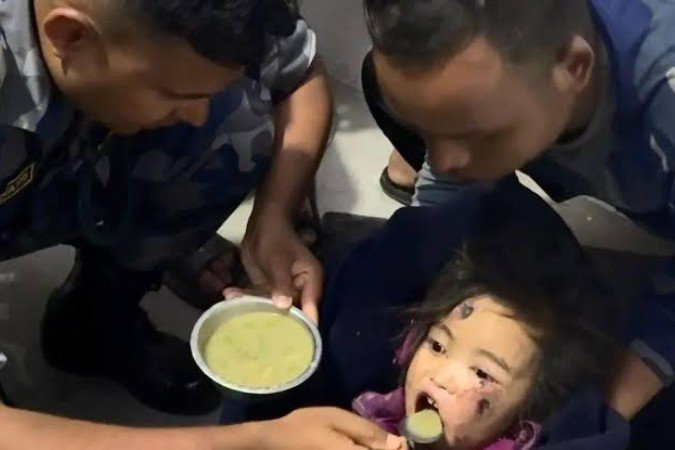 Criança estava sob vão de escombros e foi encontrada com vida - (crédito: Reprodução/Redes sociais) Criança estava sob vão de escombros e foi encontrada com vida - (crédito: Reprodução/Redes sociais)
