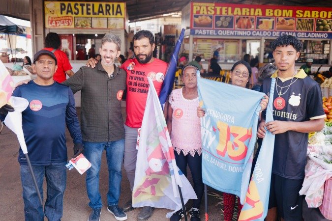 Lenadro Grass conversa com trabalhadores e frequentadores da Feira de São Sebastião - (crédito: Junior Rosa/ Campanha Lenadro Grass) Lenadro Grass conversa com trabalhadores e frequentadores da Feira de São Sebastião - (crédito: Junior Rosa/ Campanha Lenadro Grass)