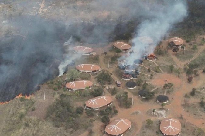 Incêndio atinge área próxima a aldeia indígena no Noroeste - (crédito: Reprodução/CBMDF) Incêndio atinge área próxima a aldeia indígena no Noroeste - (crédito: Reprodução/CBMDF)