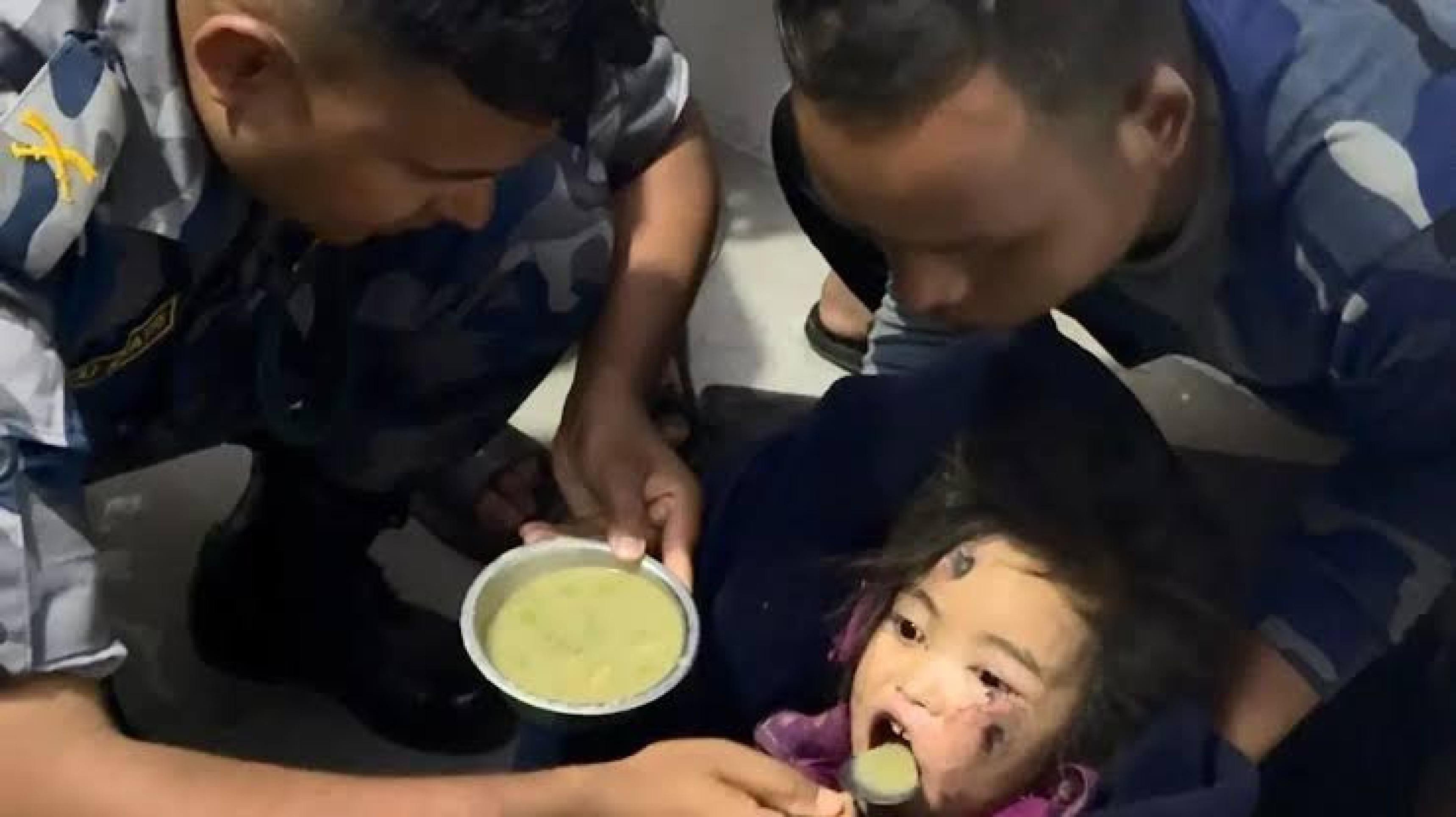 Menina é resgatada após 60 horas soterrada em escombros no Nepal; veja vídeo