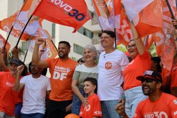 Kiko Caputo em encontro com apoiadores e trabalhadores na Feira do Guará, neste domingo (30/8) - (crédito: Peter Neylon) Kiko Caputo em encontro com apoiadores e trabalhadores na Feira do Guará, neste domingo (30/8) - (crédito: Peter Neylon)