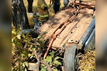 O carro foi encontrado capotado na parte de baixo da ribanceira - (crédito: Divulgação/CBMGO) O carro foi encontrado capotado na parte de baixo da ribanceira - (crédito: Divulgação/CBMGO)