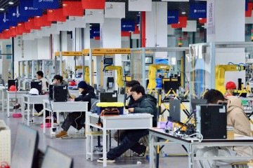 Mais de 2 milhões de robôs trabalham ao lado de pessoas nas fábricas da China -  (crédito: BBC)