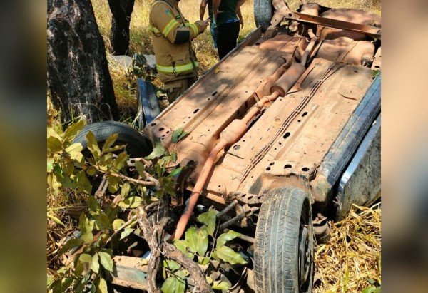 O carro foi encontrado capotado na parte de baixo da ribanceira -  (crédito: Divulgação/CBMGO)