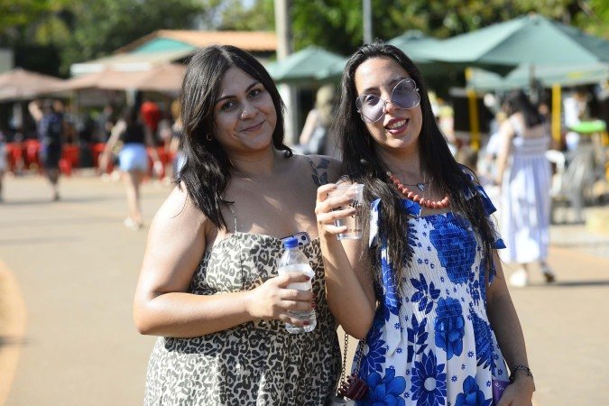  30/08/2026. Matheus Oliveira/Esp/CB/D.A Press. Cidades. Calor Parque da Cidade. Na foto, Isabele e sua amiga
