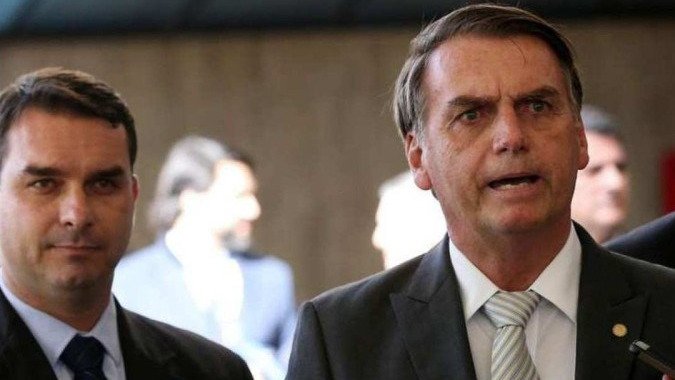 Flávio Bolsonaro (à esquerda) e Jair Bolsonaro, figuras centrais na pré-candidatura do filho à presidência da República - (crédito: Wilson Dias/Agência Brasil) Flávio Bolsonaro (à esquerda) e Jair Bolsonaro, figuras centrais na pré-candidatura do filho à presidência da República - (crédito: Wilson Dias/Agência Brasil)