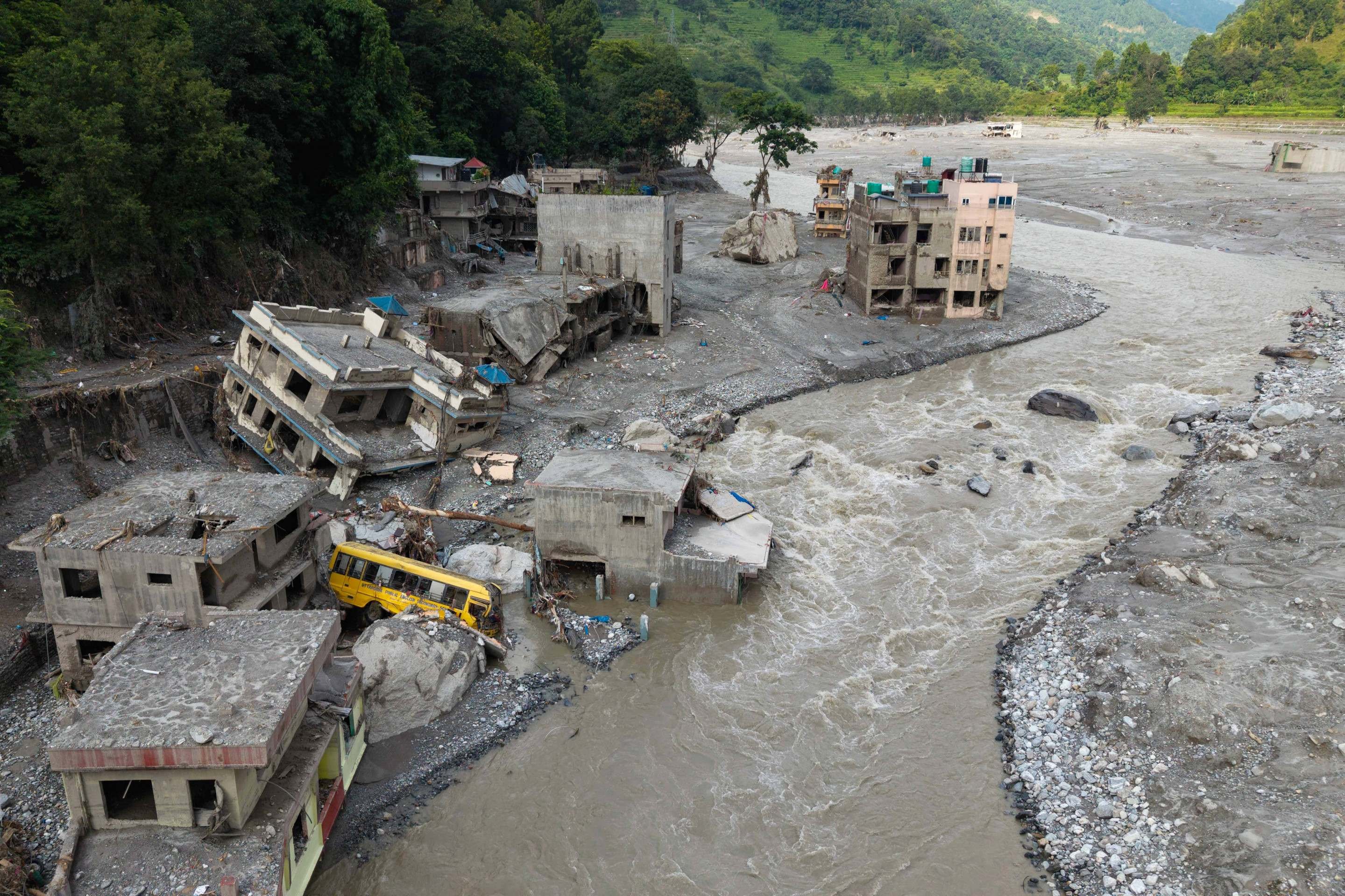 Sobreviventes retornam às suas aldeias no Nepal; núimero de mortos chega a 781