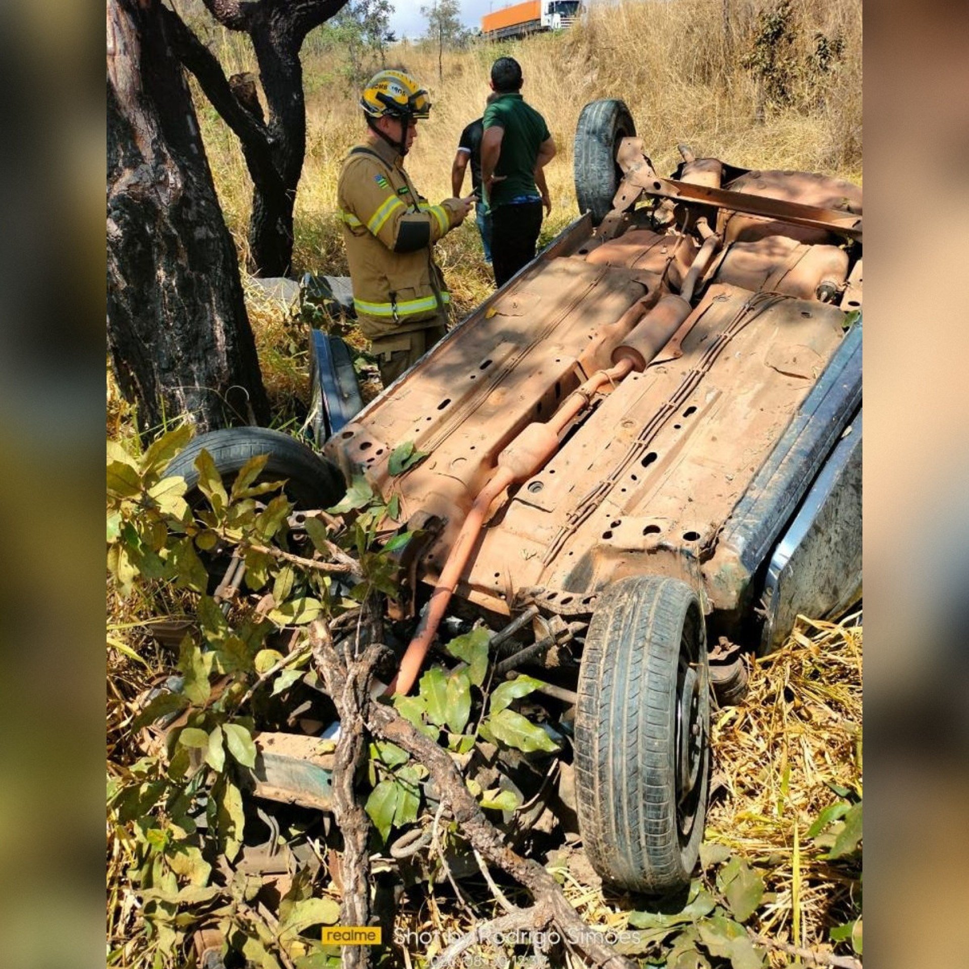 O carro foi encontrado capotado na parte de baixo da ribanceira
