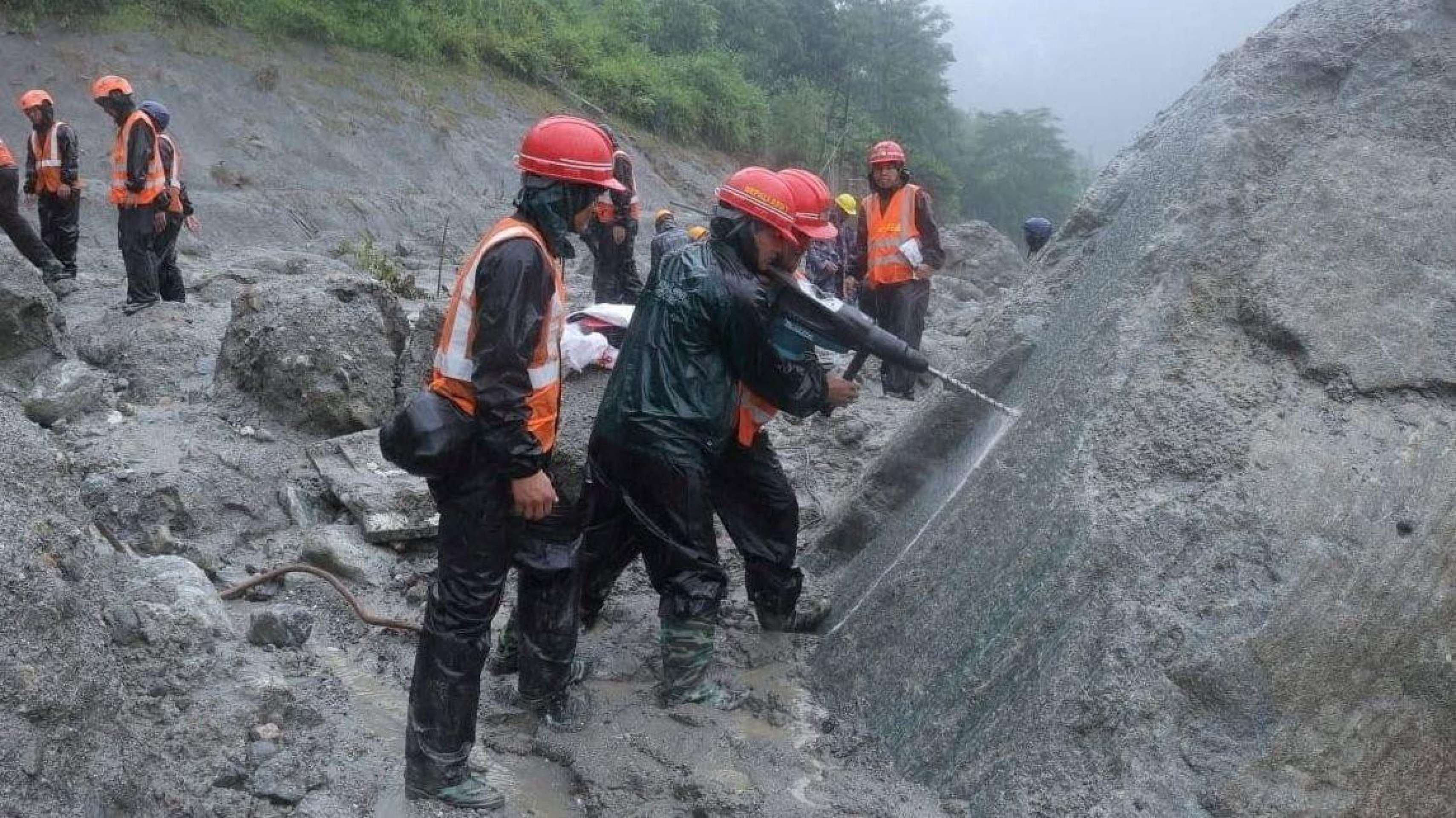 A corrida contra o tempo para resgatar mais de 600 trabalhadores presos em túneis após avalanche no Nepal e no Tibete - QTU Questões do Universo