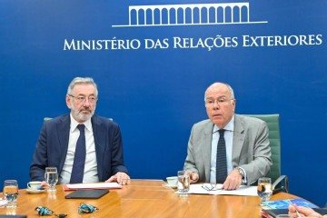Os ministros Márcio Elias Rosa, do Desenvolvimento, Indústria, Comércio e Serviços, e Mauro Vieira, das Relações Exteriores, se reuniram virtualmente com o representante comercial dos EUA, Jamieson Greer, nesta segunda-feira (31/8).  -  (crédito: Divulgação/MRE)