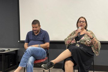 Moacyr Neves (1º vice-presidente da FENAJ) e Renata Maffezoli (SJPDF/FENAJ) abordaram a importância da formação acadêmica e da ética profissional. -  (crédito: Eduarda Queiroz )