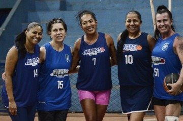 A jogadora Mônica Inocente (D) com colegas de equipe: "jogar trabalha não só o corpo, mas a mente" - (crédito: Minervino Júnior/CB/D.A Press) A jogadora Mônica Inocente (D) com colegas de equipe: "jogar trabalha não só o corpo, mas a mente" - (crédito: Minervino Júnior/CB/D.A Press)