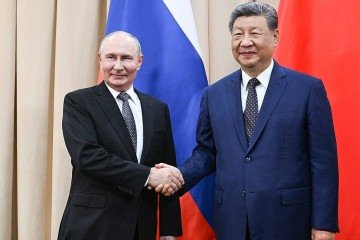 Os presidentes Vladimir Putin (esq.) e Xi Jinping (dir.) durante encontro nesta segunda-feira (31/8) em Bishkek, capital do Quirguistão na Ásia Central -  (crédito: Reprodução/ Kristina Solovyova, RIA Novosti)
