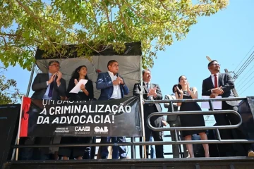 Durante discurso no ato, Lucas Fagner destacou o que conclui das acusações dirigidas à ele. 'Eu sou advogado, jovem, negro e atuo na periferia e a mim não escapa que a suspeita neste país tem endereço, tem identidade e tem cor de pele' -  (crédito: Divulgação)