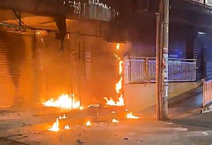 Homem teria ateado fogo em uma calçada logo no andar abaixo do restaurante -  (crédito: PMDF/Divulgação) -Homem teria ateado fogo em uma calçada logo no andar abaixo do restaurante -  (crédito: PMDF/Divulgação)