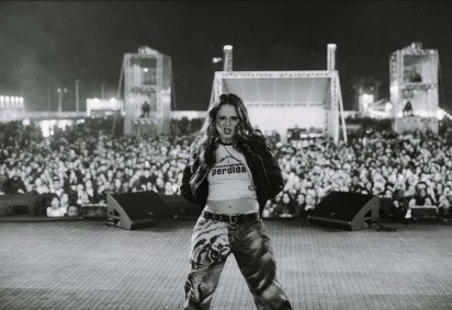 Cantores utilizam a onda com referências às próprias músicas -  (crédito: Reprodução/Instagram(@carolbiazin)) -Cantores utilizam a onda com referências às próprias músicas -  (crédito: Reprodução/Instagram(@carolbiazin))