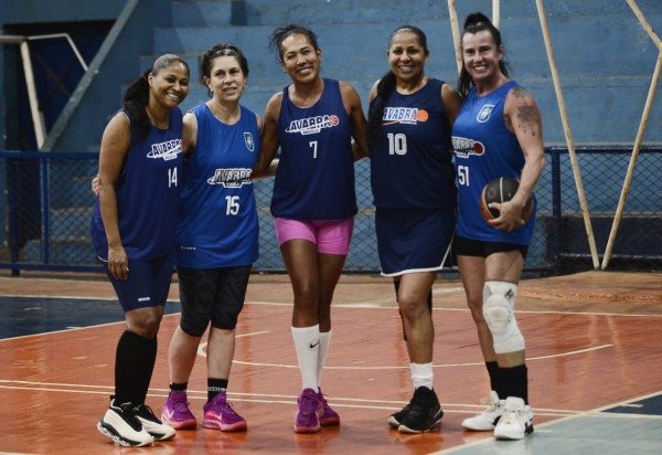 A jogadora M&ocirc;nica Inocente (D) com colegas de equipe: "jogar trabalha n&atilde;o s&oacute; o corpo, mas a mente" -  (crédito: Minervino Júnior/CB/D.A Press)