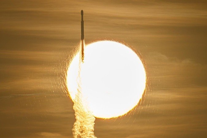 Um foguete Falcon Heavy da SpaceX, com o Telescópio Espacial Nancy Grace Roman da Nasa a bordo, é visto transitando o Sol durante o lançamento do Complexo de Lançamento 39A - (crédito: John Kraus/Nasa) Um foguete Falcon Heavy da SpaceX, com o Telescópio Espacial Nancy Grace Roman da Nasa a bordo, é visto transitando o Sol durante o lançamento do Complexo de Lançamento 39A - (crédito: John Kraus/Nasa)