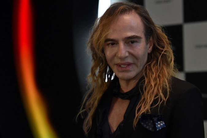 O estilista britânico John Galliano foi demitido do cargo de diretor artístico da Dior em 2011 após o escândalo de suas falas em Paris - (crédito: Kirill Kudryavstev/AFP) O estilista britânico John Galliano foi demitido do cargo de diretor artístico da Dior em 2011 após o escândalo de suas falas em Paris - (crédito: Kirill Kudryavstev/AFP)