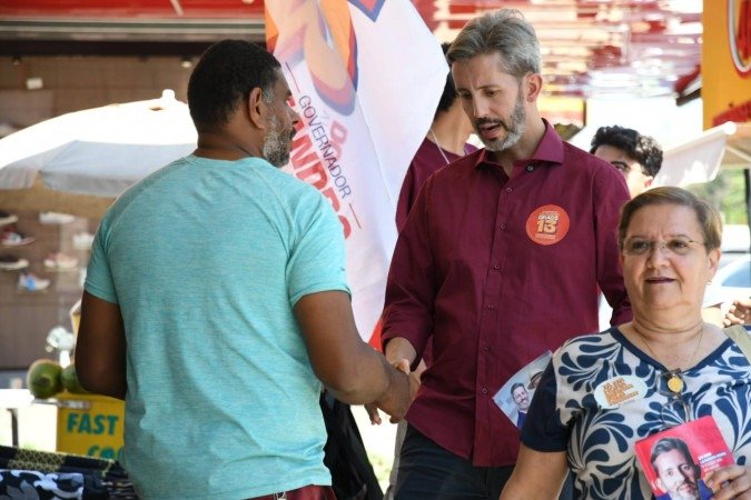 O candidato ao governo do Distrito Federal Leandro Grass (PT) defendeu, nesta segunda-feira (31/8), a criação de uma política específica para a população idosa e afirmou que o Núcleo Bandeirante não recebeu, nos últimos anos, os investimentos necessários. - (crédito: Ana Carolina Alves ) O candidato ao governo do Distrito Federal Leandro Grass (PT) defendeu, nesta segunda-feira (31/8), a criação de uma política específica para a população idosa e afirmou que o Núcleo Bandeirante não recebeu, nos últimos anos, os investimentos necessários. - (crédito: Ana Carolina Alves )