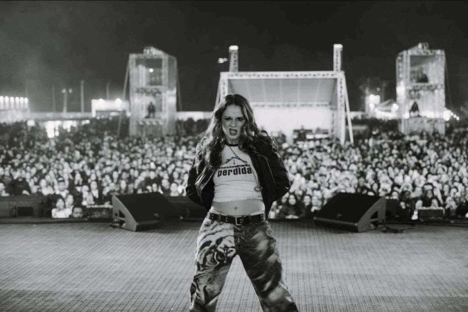 Cantores utilizam a onda com referências às próprias músicas - (crédito: Reprodução/Instagram(@carolbiazin)) Cantores utilizam a onda com referências às próprias músicas - (crédito: Reprodução/Instagram(@carolbiazin))