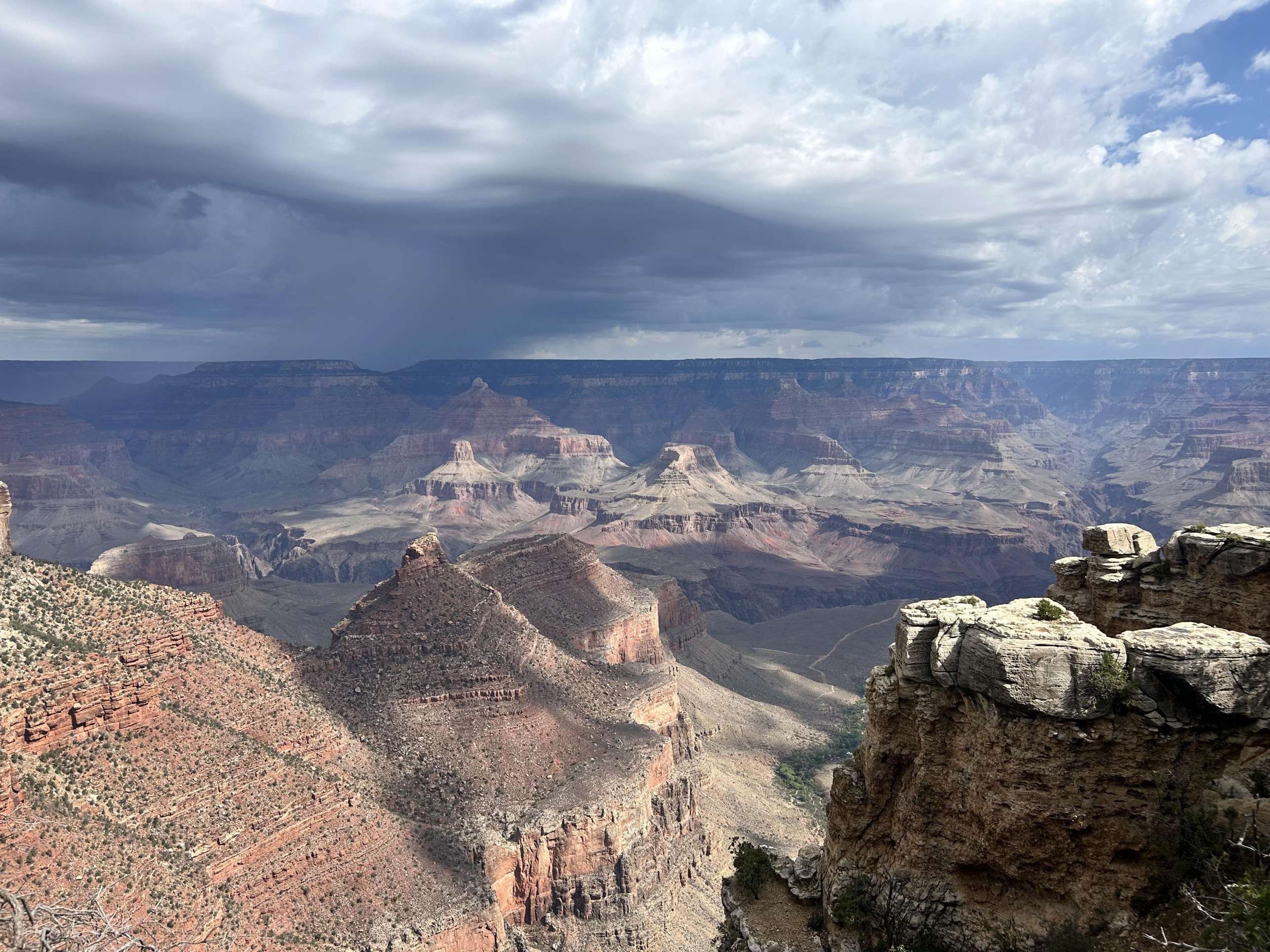 Tempestade se move ao longo da Borda Norte do Parque Nacional do Grand Canyon 