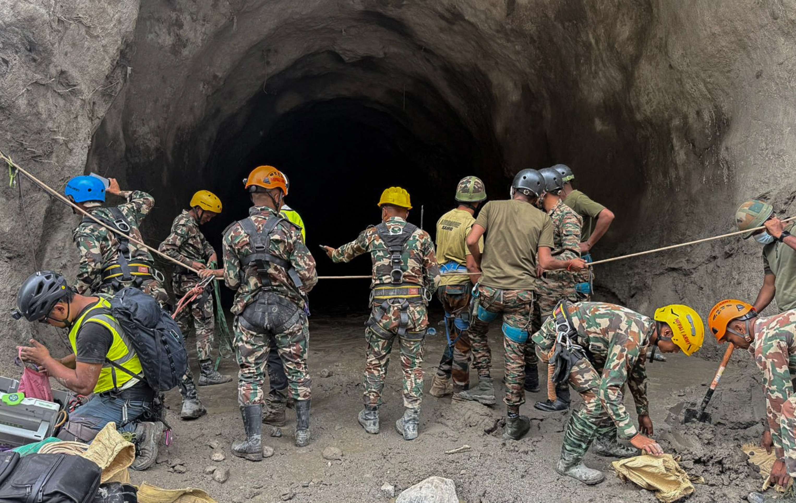 Corrida para salvar operários presos nos túneis do Nepal