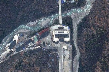 Imagem de circuito fechado de TV mostra as pessoas fugindo, enquanto a água cobre as construções na fronteira entre o Nepal e a China em Gyirong, no dia 26 de agosto -  (crédito: Redes sociais via Reuters)
