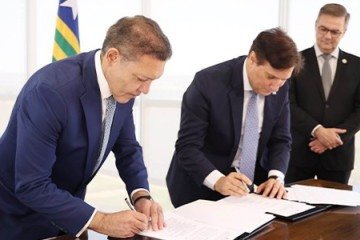 Autoridades assinaram acordo nesta terça-feira (1º) para ampliar o uso de energia solar pelo TSE nas Eleições 2026
 -  (crédito: Antonio Augusto/Secom/TSE)