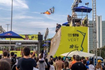 As manobras de Rony Gomes são uma das atrações do evento neste sábado e domingo no Estacionamento 4 do Parque da Cidade - (crédito: Julio Detefon / STU) As manobras de Rony Gomes são uma das atrações do evento neste sábado e domingo no Estacionamento 4 do Parque da Cidade - (crédito: Julio Detefon / STU)