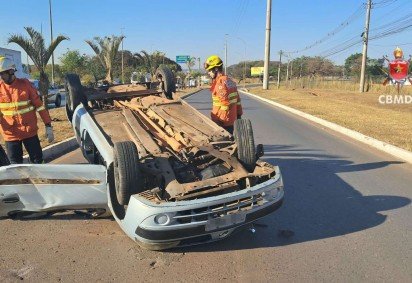 No local do acidente, um veículo Renault Clio, de cor cinza, foi encontrado apoiado sob o teto. -  (crédito: Divulgação: CBMDF) -No local do acidente, um veículo Renault Clio, de cor cinza, foi encontrado apoiado sob o teto. -  (crédito: Divulgação: CBMDF)