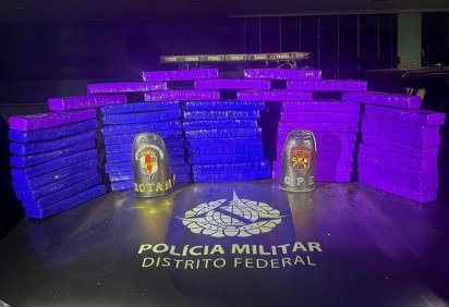 Homem é preso com 52 kg de maconha; droga pode estar ligada ao PCC -  (crédito: PMDF/Divulgação) -Homem é preso com 52 kg de maconha; droga pode estar ligada ao PCC -  (crédito: PMDF/Divulgação)
