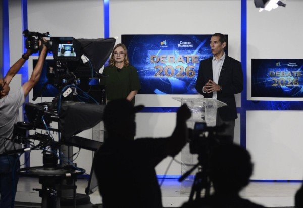 Jornalistas do Correio Braziliense se preparam para o debate com candidatos ao GDF -  (crédito: Minervino Junior/CB/D.A.Press)