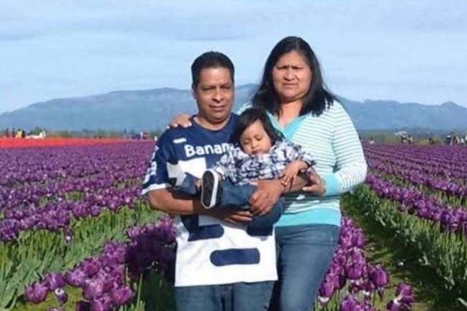 Isidro Mendoza Jiménez (à esquerda, de azul): 'A advogada me garantiu que, se terroristas e criminosos tinham conseguido regularizar sua situação, eu também conseguiria' - (crédito: Cortesia da família Jiménez) Isidro Mendoza Jiménez (à esquerda, de azul): 'A advogada me garantiu que, se terroristas e criminosos tinham conseguido regularizar sua situação, eu também conseguiria' - (crédito: Cortesia da família Jiménez)