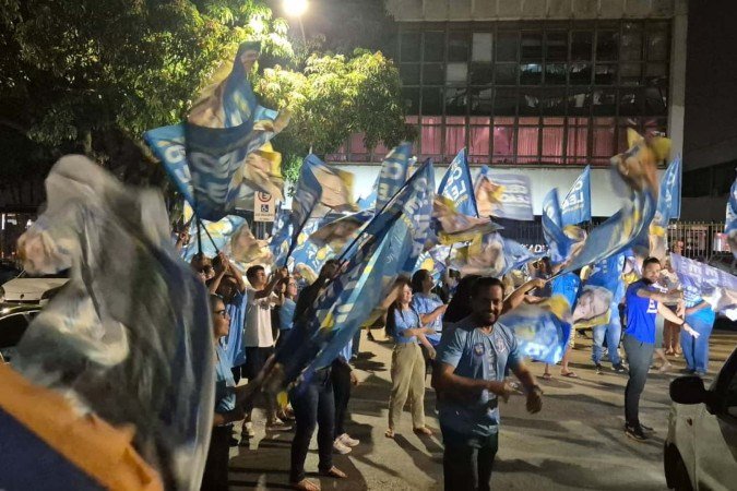 Apoiadores na frente da sede do jornal e TV, no SIG - (crédito: Minervino Júnior/ CB) Apoiadores na frente da sede do jornal e TV, no SIG - (crédito: Minervino Júnior/ CB)