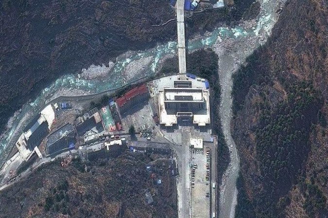 Imagem de circuito fechado de TV mostra as pessoas fugindo, enquanto a água cobre as construções na fronteira entre o Nepal e a China em Gyirong, no dia 26 de agosto - (crédito: Redes sociais via Reuters) Imagem de circuito fechado de TV mostra as pessoas fugindo, enquanto a água cobre as construções na fronteira entre o Nepal e a China em Gyirong, no dia 26 de agosto - (crédito: Redes sociais via Reuters)