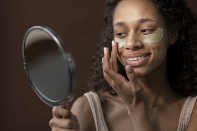 O cuidado com a regi&atilde;o dos olhos tamb&eacute;m entrou na onda da K-beauty, com m&aacute;scaras que prometem hidrata&ccedil;&atilde;o e sensa&ccedil;&atilde;o refrescante