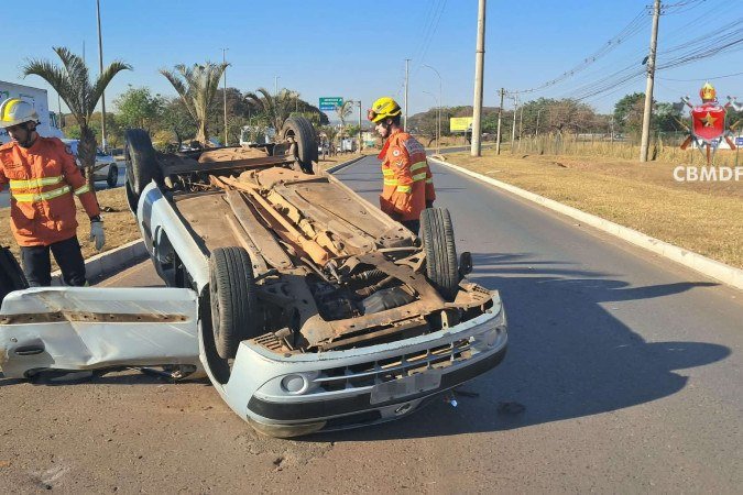 No local do acidente, um veículo Renault Clio, de cor cinza, foi encontrado apoiado sob o teto. - (crédito: Divulgação: CBMDF) No local do acidente, um veículo Renault Clio, de cor cinza, foi encontrado apoiado sob o teto. - (crédito: Divulgação: CBMDF)