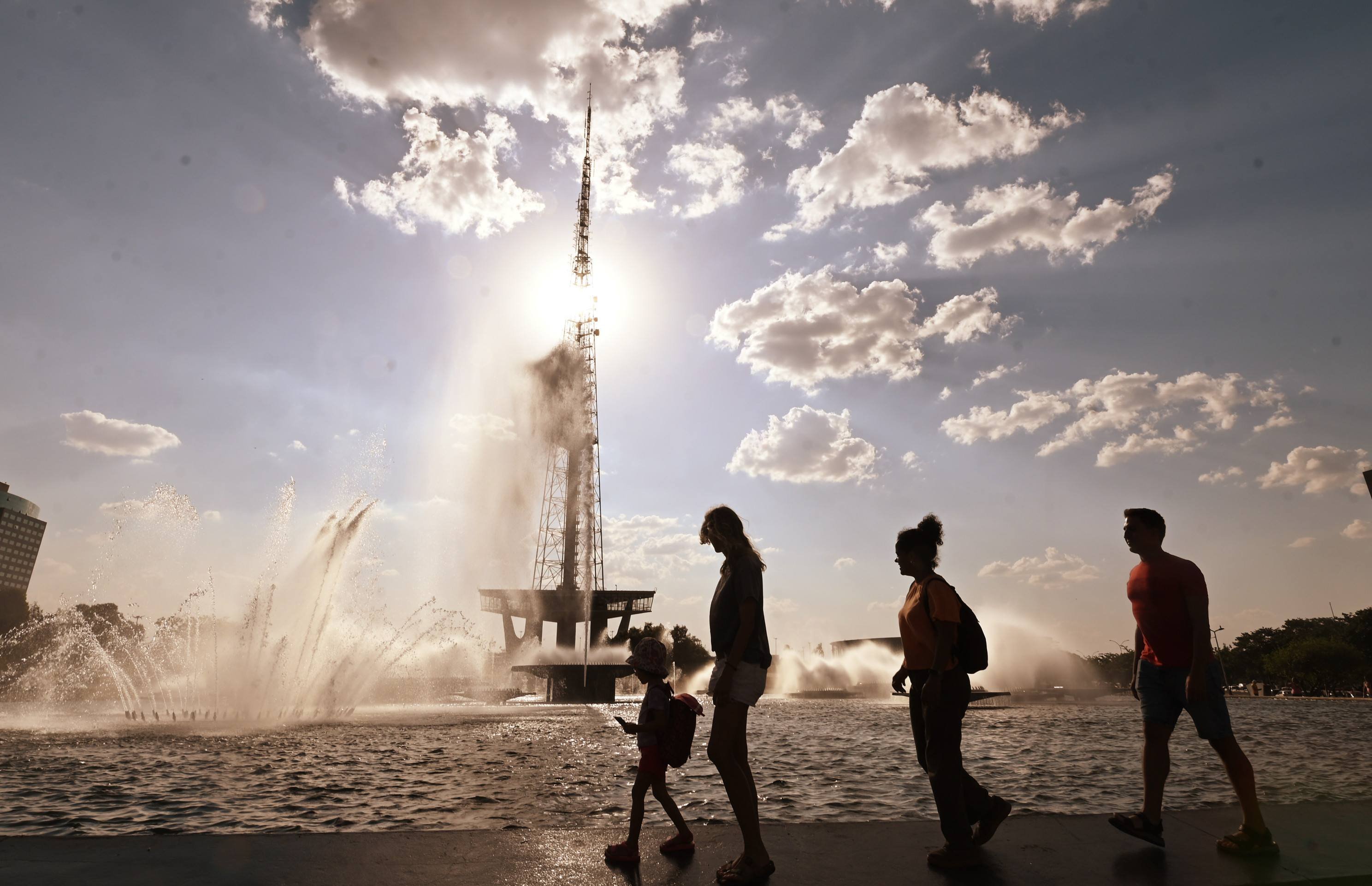 Domingo em Brasília terá máxima de 33°C e alerta para umidade de 25%